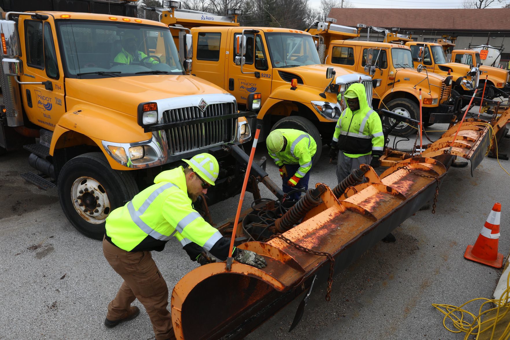 MoDOT workers prepare for snow